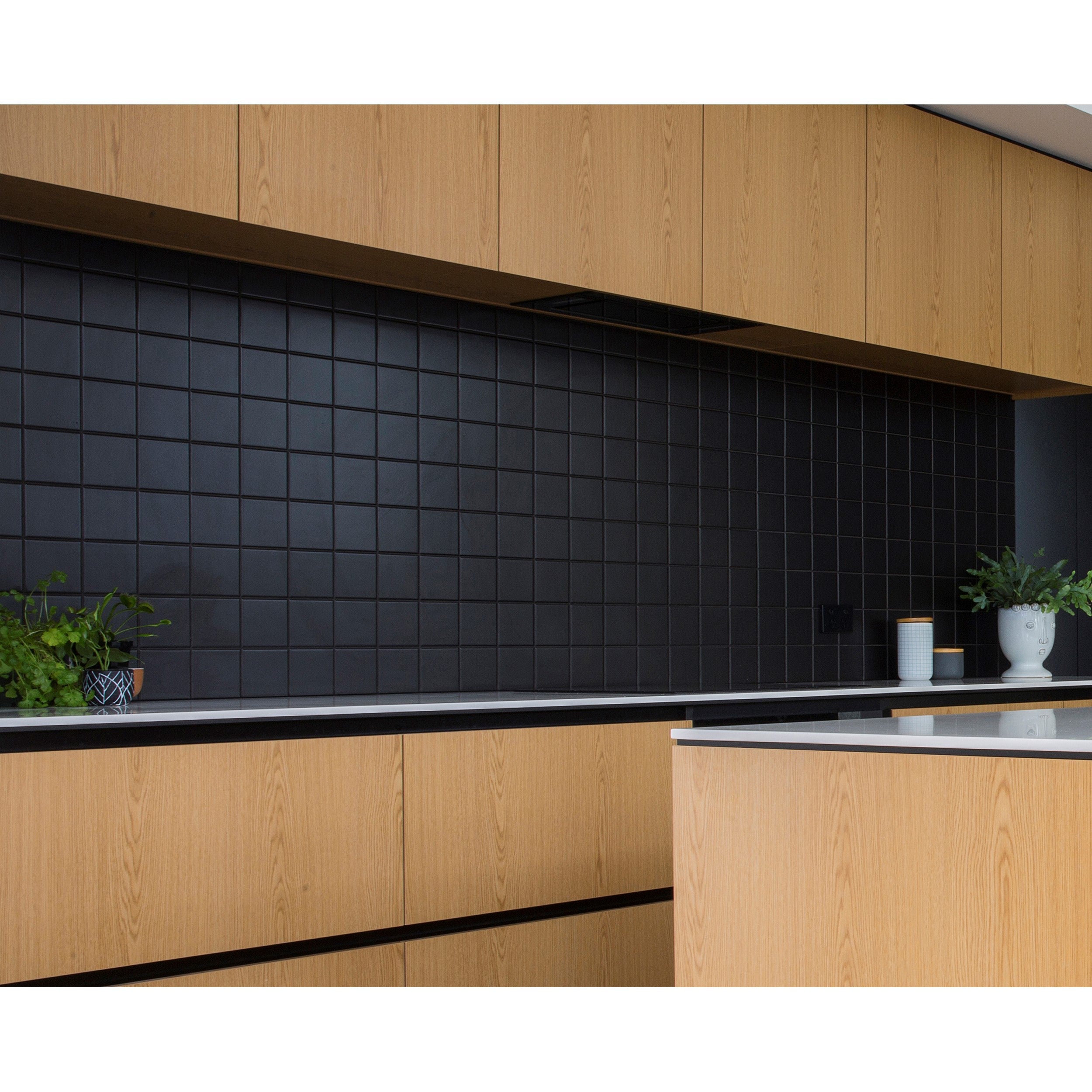 BT647 BLACK Square Matt