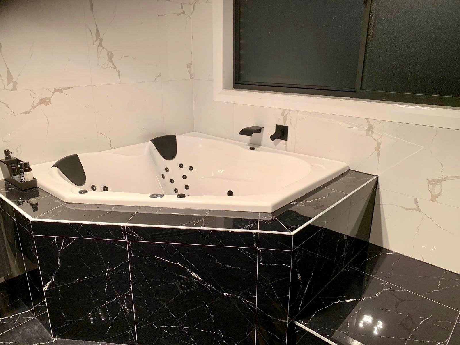 BT734 CLASSY BLACK 600X600 POLISHED