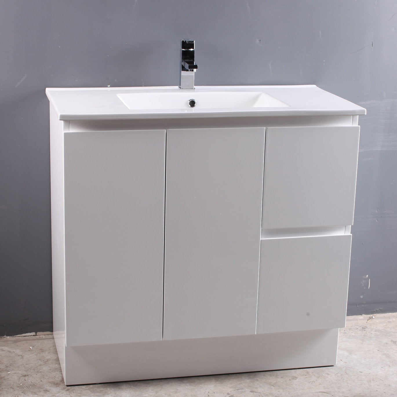TE533 - Freestanding Vanity 900